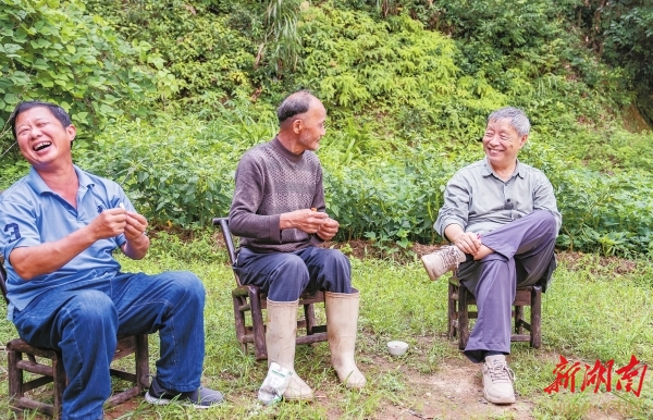 8月15日，汨羅市三江鎮(zhèn)八景村，韓少功（右）與村民在一起開心交談
