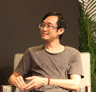 黃德海，《思南文學選刊》副主編，中國現代文學館特聘研究員。著有《世間文章》《詩經消息》《書到今生讀已遲》《馴養生活》等。曾獲第八屆“唐弢青年文學研究獎”、第十七屆“華語文學傳媒盛典·年度文學評論家”、第三屆“山花文學雙年獎·散文獎”。