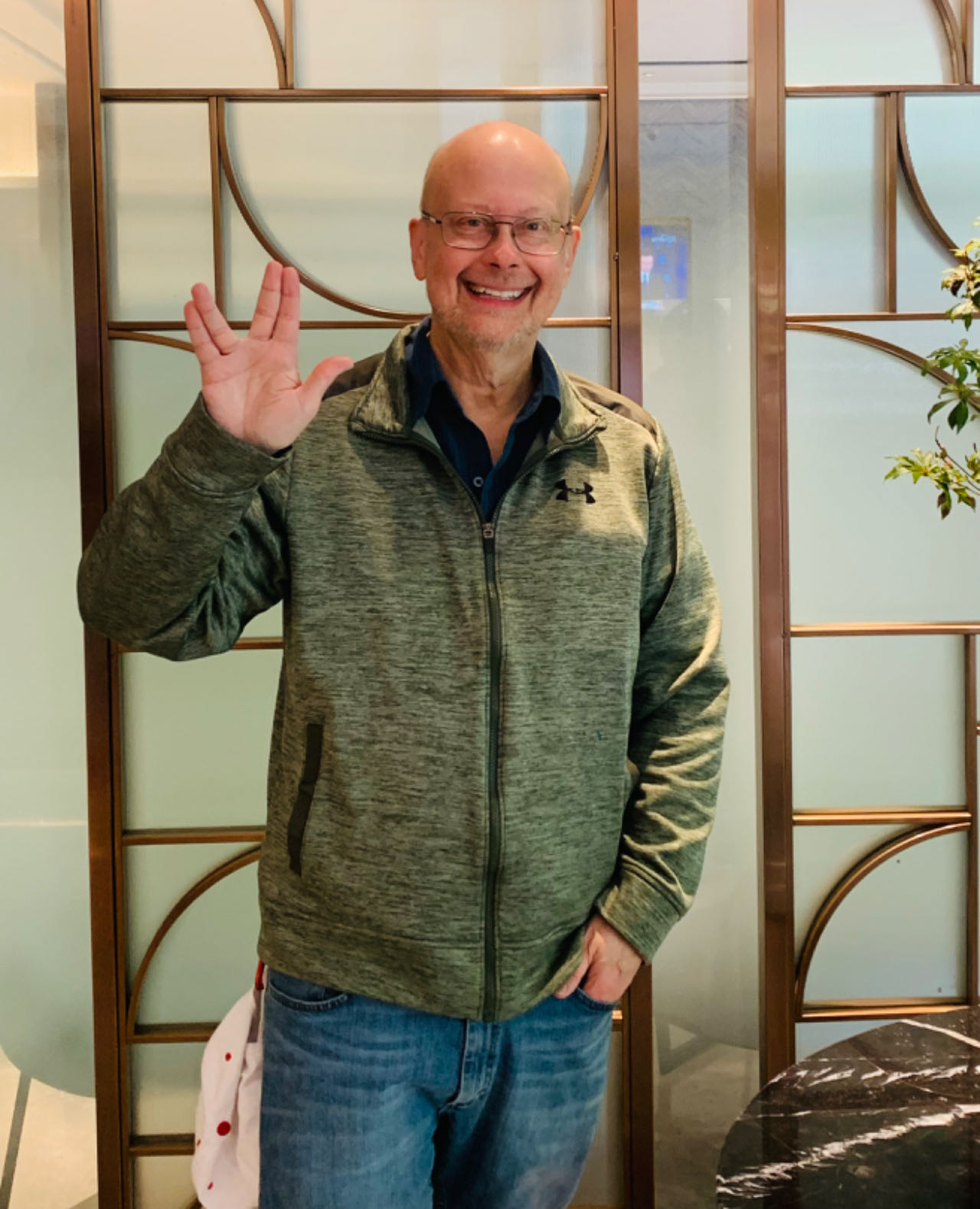 采訪后，羅伯特·索耶擺出了《星際迷航》中瓦肯人的見面禮手勢。程千千 攝