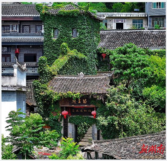 鳳凰縣山江鎮(zhèn)，綠樹掩映中的中國苗族博物館。