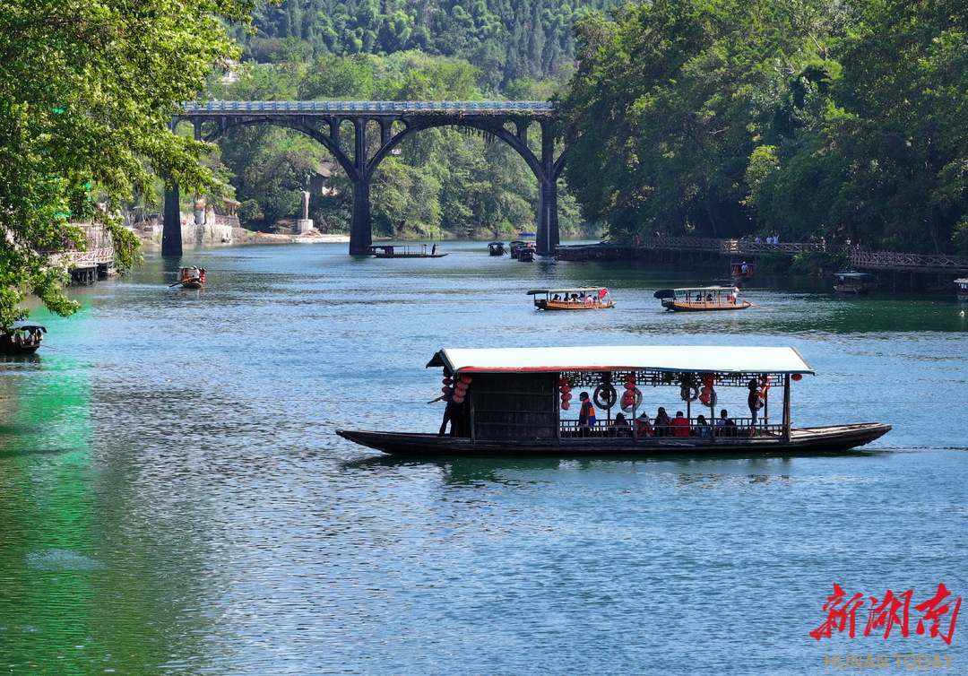 花垣縣邊城鎮(zhèn)，游客乘坐拉拉渡過河。