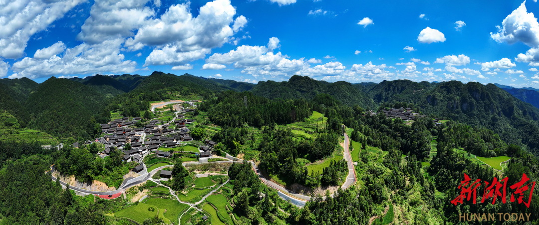 藍(lán)天白云下的花垣縣雙龍鎮(zhèn)十八洞村。
