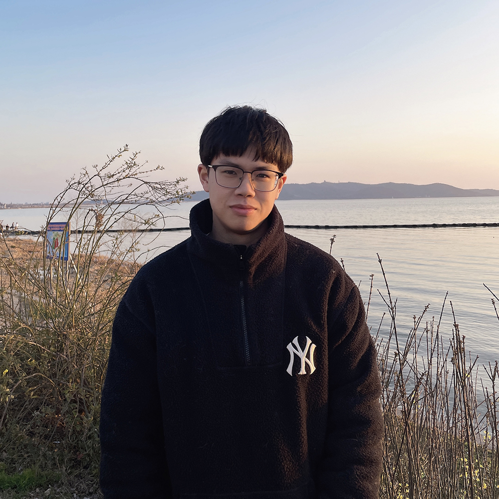 周于旸，1996年生，江蘇蘇州人。小說發(fā)表于《人民文學(xué)》《十月》《小說界》等期刊