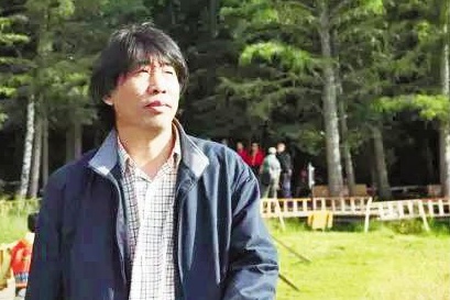 宗仁發(fā)，吉林遼源人。著有詩集《追蹤夸父》《大地上的紋理》，散文集《思想與拉鏈》、評論集《尋找“希望的言語”》等，現(xiàn)為《作家》雜志主編、編審，中國作協(xié)散文委員會委員，中國詩歌學(xué)會常務(wù)理事，吉林省文藝評論家協(xié)會主席，國務(wù)院特殊津貼專家。編發(fā)短篇小說獲第一、二、四屆魯迅文學(xué)獎，編發(fā)格非的長篇小說《江南三部曲》獲第九屆茅盾文學(xué)獎。主編《作家》雜志獲第三屆中國出版政府獎期刊獎，個人獲第三屆中國出版政府獎優(yōu)秀人物獎。
