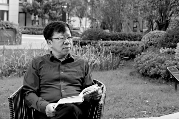 龐余亮，1967年生，現(xiàn)居江蘇靖江。著有長篇小說《薄荷》《丑孩》《有的人》《小不點的大象課》《神童左右左》(系列小說)《看我七十三變》《我們都愛丁大圣》，散文集《半個父親在疼》《小先生》《小蟲子》《頑童馴師記》《紙上的憂傷》，小說集《為小弟請安》《擒賊記》《鼎紅的小愛情》《你們遇上了好辰光》《出嫁時你哭不哭》，詩集《比目魚》《報母親大人書》《五種疲倦》，童話集《銀鐲子的秘密》《躲過九十九次暗殺的螞蟻小朵》等。曾獲得第八屆魯迅文學(xué)獎、第七屆柔剛詩歌年獎、第五屆漢語詩歌雙年十佳、第十三屆萬松浦文學(xué)獎、江蘇省紫金山文學(xué)獎、第二屆孫犁散文獎雙年獎、第二屆揚(yáng)子江詩學(xué)獎、第九屆冰心散文獎等。