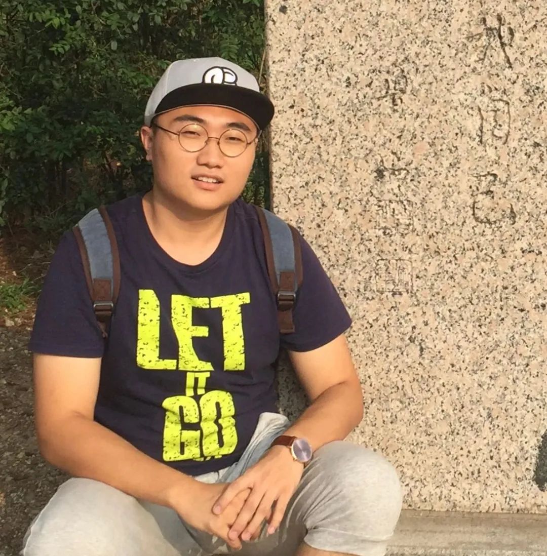 史玥琦，一九九六年生于長春，武漢大學文學學士，復旦大學創意寫作碩士，現為北京師范大學文學創作專業博士研究生。小說、詩歌見《收獲》《作品》《青年文學》《詩刊》《星星》《北京文學》等，獲第二屆京師-牛津“青年文學之星”金獎、第四十七屆香港“青年文學獎”等獎項。南京市青春文學人才計劃簽約作家，創辦有貓頭鷹小說社、野草莓觀影會。