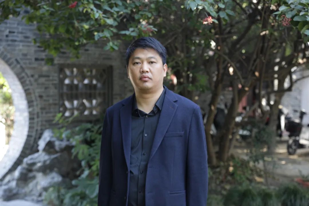 周榮池   江蘇高郵人，揚州市青年作家，現為揚州市作家協會第五屆理事會主席。著有長篇小說《絕境》《李光榮當村官》《單厙》，散文集《隱秘的風景》《草木故園》《村莊對我守口如瓶》等，獲第四屆汪曾祺文學獎、第二十屆百花文學獎散文獎。