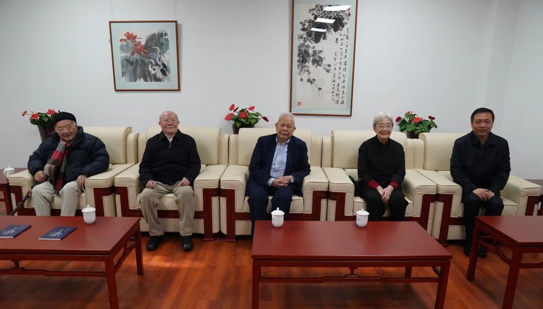 左起：錢理群、嚴家炎、謝冕、盧曉蓉、張宏森