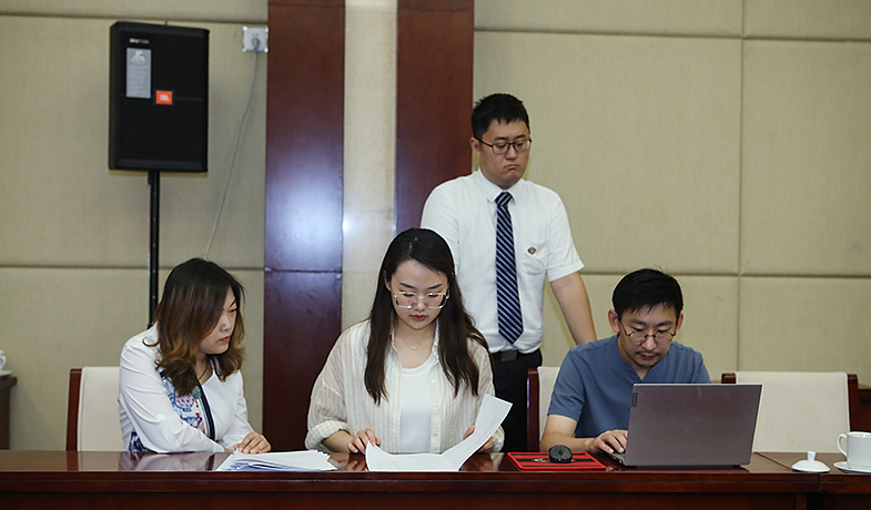 8月11日，聯絡員在監察組、公證員監督下統計選票
