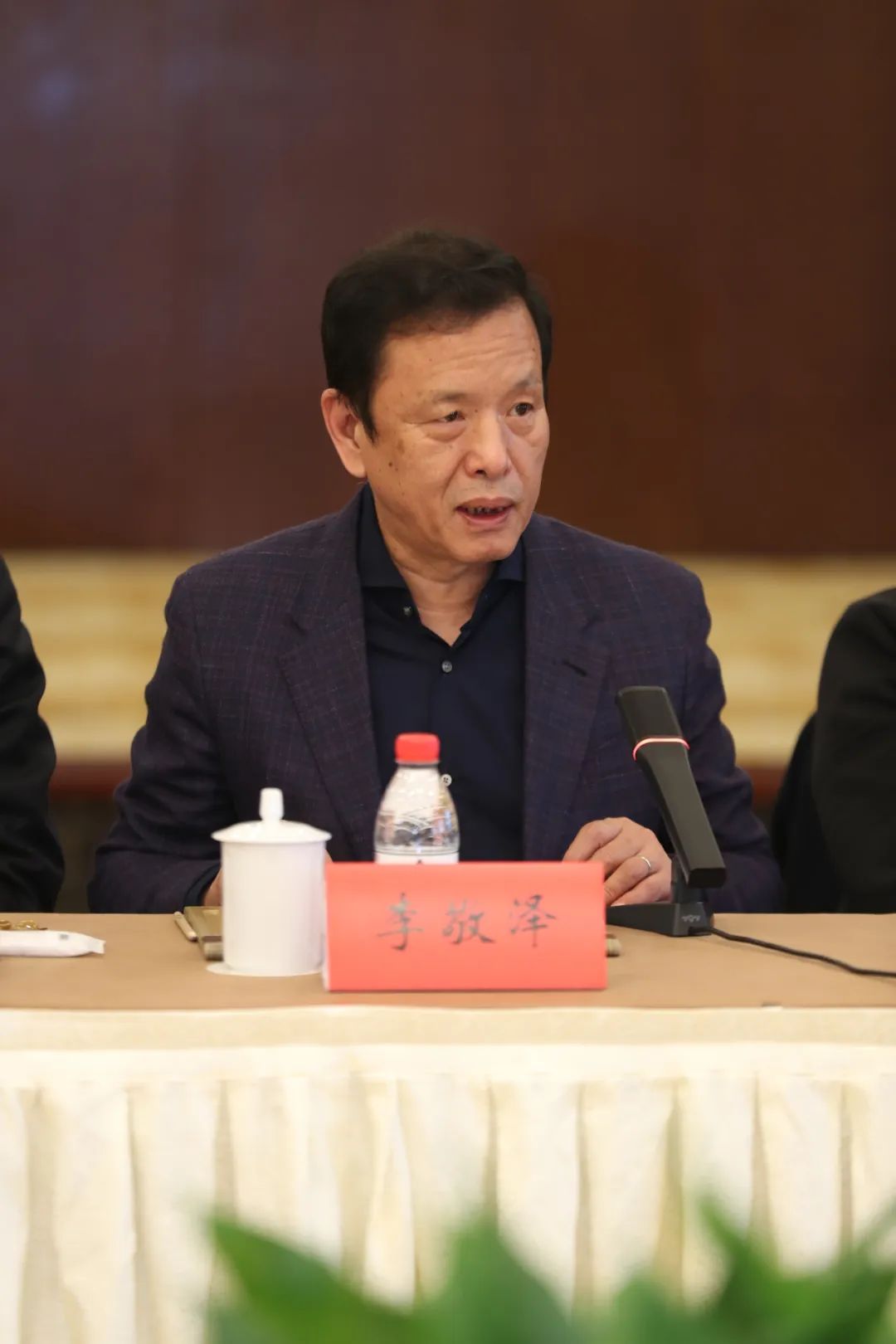 中國作協黨組成員、副主席、書記處書記李敬澤主持會議