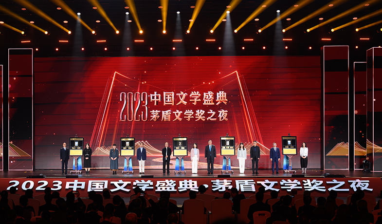 編輯與5位獲獎作家共同上臺，在鐫刻有獲獎書名、獲獎作者、編輯姓名的書型裝置上留下金色手印