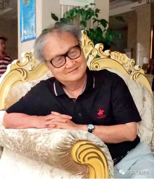 孫紹振簡介：1936年生，祖籍福建長樂，1960年畢業于北京大學中文系，先后在北京大學中文系、華僑大學中文系任教，1973年奉調至福建師范大學中文系。1990年至1995年，赴德國、美國、中國香港等多所大學進修、講學、客座研究。現為福建師范大學文科資深教授、博士生導師，首批全國高校黃大年式教師團隊領銜專家。2021年，福建師范大學獲批教育部基礎學科拔尖學生培養計劃2.0基地——“孫紹振中國語言文學拔尖學生培養基地”。    1953年開始發表作品。1981年發表的《新的美學原則在崛起》作為當代新詩發展的重要文獻進入中國文學史。出版《文學創作論》《論變異》《美的結構》《文學性講演錄》《名作細讀》《文學文本解讀學》等學術專著三十余部，散文集《美女危險論》等多部。在《中國社會科學》《文學評論》《文學遺產》《文學理論研究》《語文建設》等國內權威刊物及香港報刊上發表學術論文三百多篇，其他短評、雜文、散文、小說、詩歌數百篇。學術及創作成果多次獲得教育部高等學?？茖W研究優秀成果獎、全國性學會一等獎。曾任中國文藝理論學會副會長、福建省作家協會副主席、義務教育課程標準初中語文教材（北京師范大學出版社版）和海峽兩岸合編高中語文教材主編，為國內著名文學評論家、文藝理論家、語文教育專家和幽默演講家。