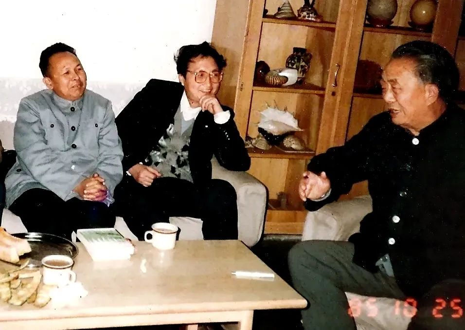 1985年，孫紹振(中間)與謝冕(左一)、艾青(右一)