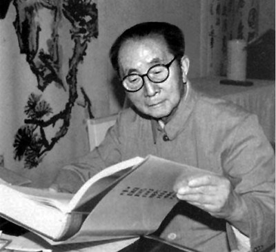 學人小傳  呂驥（1909—2002），湖南湘潭人，音樂理論家、作曲家、社會活動家。曾三次考入上海國立音樂專科學校，均因生活或政治原因輟學。1931年加入左翼劇聯(lián)，其后組織業(yè)余合唱團，推動救亡歌詠運動，發(fā)起成立歌曲研究會，培養(yǎng)了一批青年作曲家。1937年在北平、綏遠等地開展抗日救亡歌詠活動，10月赴延安，任魯藝音樂系主任。1949年后任中央音樂學院黨委書記、副院長，中國音樂家協(xié)會第一、二、三屆主席（1949—1985）。1985年當選為國際音樂理事會名譽會員。除音樂創(chuàng)作外，還進行民族音樂的整理與理論研究，主要論著有《中國新音樂的展望》《中國民間音樂研究提綱》《〈樂記〉理論新探》《呂驥文選》等，編有《新音樂運動論文集》。作者供圖