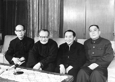 1987年，呂驥（右2）與文藝家鐘敬文（左2）、賈芝（左1）、羅揚在一起。作者供圖