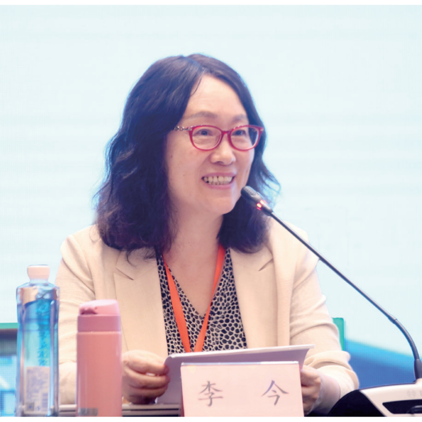 李今 中國人民大學文學院教授，主要從事中國現當代文學、漢譯文學研究。著有《個人主義與五四新文學》《海派小說與現代都市文化》《三四十年代蘇俄漢譯文學論》《二十世紀中國翻譯文學史（第3卷）》《意義的生成一一現代中國文學作品細讀集》《魯濱孫變形記：漢譯文學改寫現象研究》等；譯有利里安·弗斯特《浪漫主義》、R.L.布魯特《論幻想與想象》；主編《漢譯文學序集》（18卷）；主持國家社科基金重大項目“現代漢譯文學編年考錄（期刊編，1896—1949）”并主編其數據庫。