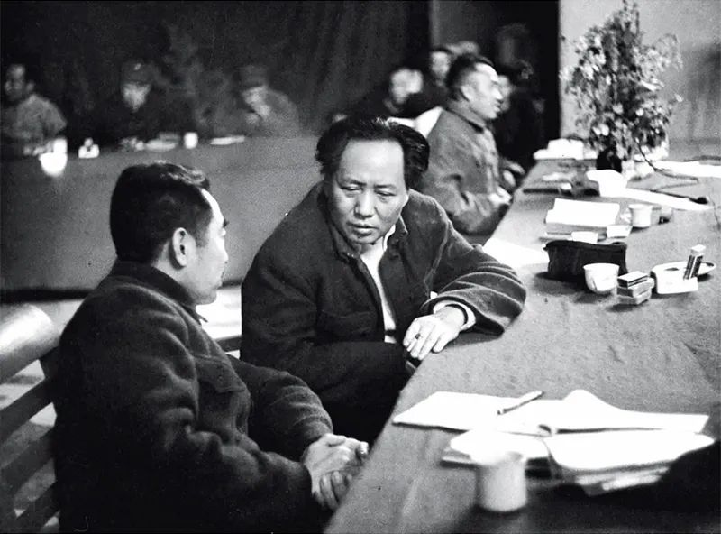 1945年召開的黨的七大，確立毛澤東思想為黨的指導(dǎo)思想，使全黨在思想上政治上組織上達(dá)到空前統(tǒng)一和團(tuán)結(jié)。圖為毛澤東、周恩來、朱德同志在七大主席臺(tái)上。 新華社發(fā)