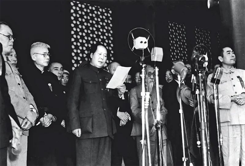 1949年10月1日下午3時(shí)，開國大典在天安門廣場隆重舉行。毛澤東同志莊嚴(yán)宣告：“中華人民共和國中央人民政府今天成立了。” 新華社發(fā)