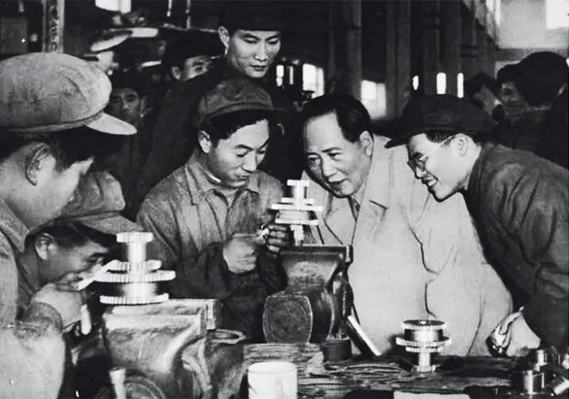 毛澤東同志作為中國現(xiàn)代化事業(yè)的開拓者，一生都在為中國這樣一個(gè)古老的東方大國實(shí)現(xiàn)現(xiàn)代化而上下求索，建立了不朽功勛。圖為1956年，毛澤東同志視察天津拖拉機(jī)廠（資料圖片）。