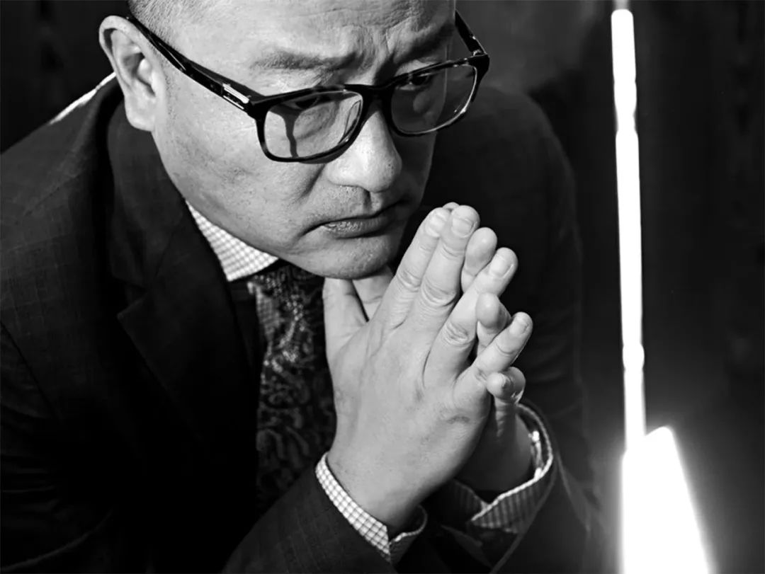 王小帥，中國獨立電影先鋒導演、編劇，畢業于北京電影學院導演系。《青紅》《左右》《地久天長》《闖入者》等代表作在戛納、柏林、威尼斯等國際影展屢獲殊榮，是最具國際影響力的中國導演之一。曾獲柏林電影節最佳編劇獎，著有散文書信集《薄薄的故鄉》。