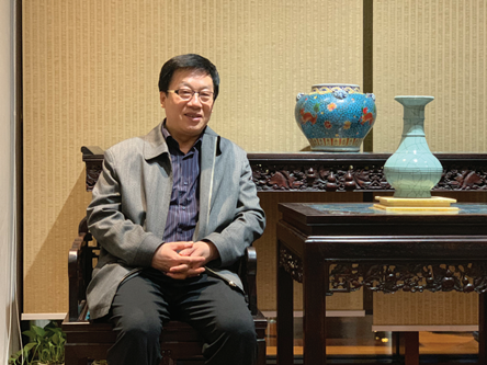 張平，生于西安。歷任山西省作家協會主席、中國作協副主席、中國文聯副主席等。曾任山西省副省長、民盟中央副主席等職。主要作品有《祭妻》《姐姐》《孤兒淚》《法撼汾西》《天網》《兇犯》《紅雪》《抉擇》《十面埋伏》《國家干部》《重新生活》《生死守護》等，獲茅盾文學獎、國家圖書獎等。長篇作品均被改編為電影、電視連續劇并多次獲獎。作品已譯入英、法、俄、日、葡等多國文字。