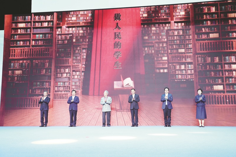 在湖南益陽舉行的以“做人民的學生”為主題的中國作協(xié)“作家活動周”暨中國作家“益陽文學周”開幕式現(xiàn)場。