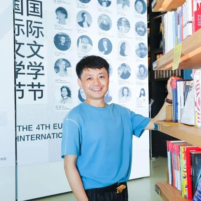 楊慶祥，1980 年生。詩人、批評家。博士，中國人民大學文學院副院長、教授、博士生導師。主要作品有批評集《80 后，怎么辦？》《新時代文學寫作景觀》，詩集《我選擇哭泣和愛你》《世界等于零》，隨筆集《一種模仿的精神生活》等。