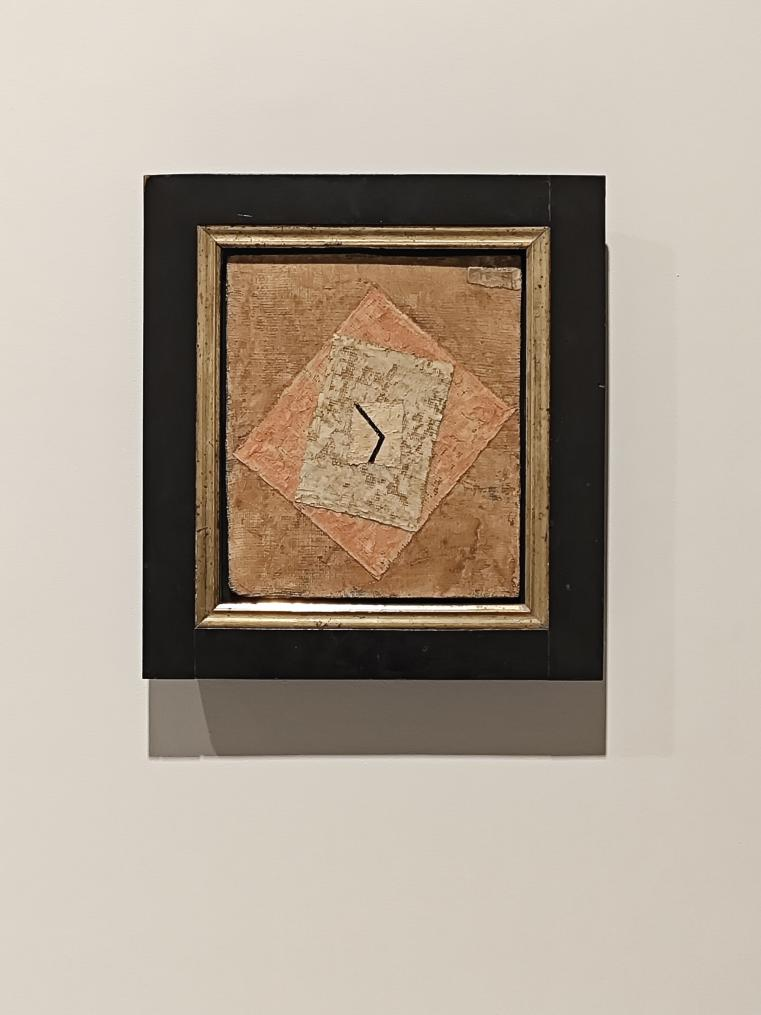 克利作品《時間》描繪了一只沒有標(biāo)識數(shù)字、表盤不翼而飛、只剩指針的鐘表。一長一短兩枚指針，孤零零地“懸浮”于三塊中心重合又交錯放置的方形紗布上。層疊的構(gòu)圖與材質(zhì)文物般陳舊的質(zhì)感令人不禁對“鐘表”是否早已失靈心生疑問。而指針指向的時間同樣令人生疑，它已“停在”某一刻，或?qū)⒉皇芸刂频刂赶蚝畏剑恳磺袘叶礇Q。《時間》當(dāng)然訴說著克利生活的動蕩和對未知的擔(dān)憂，但絕不僅僅止步于此，它試圖喚醒的是更為久遠(yuǎn)的歷史記憶，探討著存在與時間的本質(zhì)。