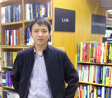  飛廉，本名武彥華，河南項城人，畢業(yè)于浙江大學(xué)，著有詩集《不可有悲哀》《捕風(fēng)與雕龍》，參與創(chuàng)辦民刊《野外》《詩建設(shè)》，獲陳子昂詩歌獎、蘇軾詩歌獎，現(xiàn)居杭州。