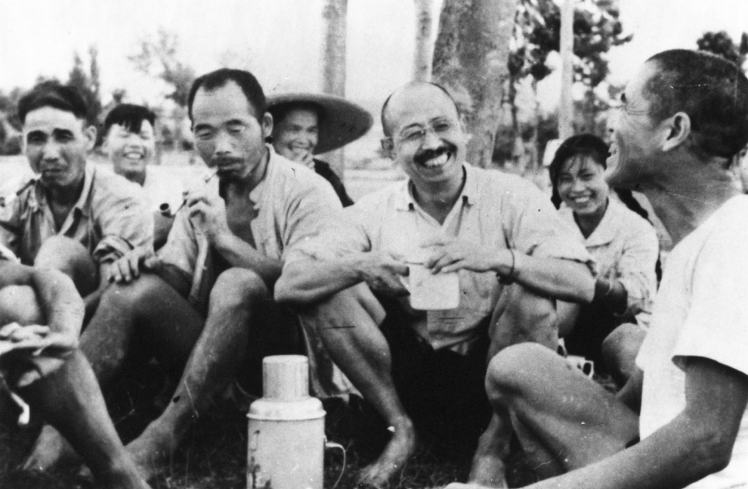 20世紀60年代柳青與鄉親們在一起（中國現代文學館收藏，中國現代文學館提供協助）