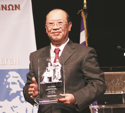 羅錦鱗，當代著名戲劇導演藝術家、理論家、戲劇教育家。自20世紀60年代起，他先后導演《榆樹下的欲望》《愛情的傳說》《霓虹燈下的哨兵》等百余部舞臺劇、電視劇和廣播劇。自1986年起，導演了《俄狄浦斯王》《安提戈涅》等十余部古希臘戲劇，多次赴國外訪問演出，享有較高國際聲譽。2009年獲希臘雅典州政府授予“希臘文化大使”稱號，2024年獲第九屆“會林文化獎”。