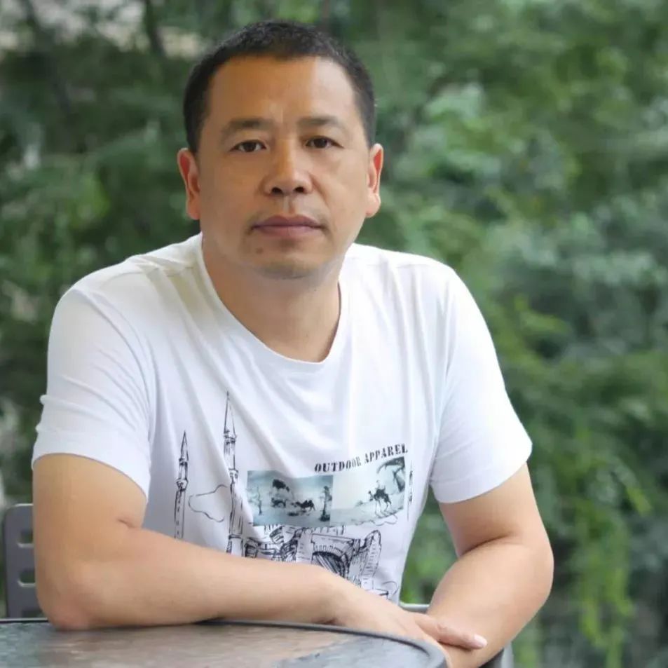 盧一萍  中國作家協(xié)會會員，曾任成都軍區(qū)文藝創(chuàng)作室副主任，2016年退役，現(xiàn)為成都文學(xué)院簽約作家。著有長篇小說《白山》《激情王國》《我的絕代佳人》，小說集《帕米爾情歌》《天堂灣》《父親的荒原》《名叫月光的駿馬》《大震》《無名之地》，長篇紀(jì)實文學(xué)《八千湘女上天山》《祭奠阿里》，隨筆集《世界屋脊之書》等作品三十余部。曾獲中宣部“五個一工程”獎、解放軍文藝獎、四川文學(xué)獎、《上海文學(xué)》獎等獎項，入選收獲文學(xué)榜、芙蓉文學(xué)雙年榜。