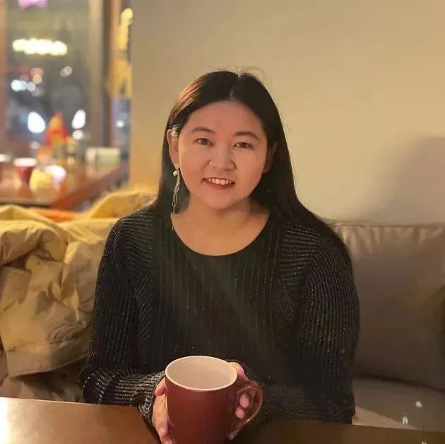 孔呂磊  孔呂磊，女，1993年生，陜西吳堡人。有散文、詩歌、評論等發(fā)表于《人民文學(xué)》《美文》《作家》《散文》《新文學(xué)評論》等刊物。從事文學(xué)編輯工作多年，責(zé)編圖書獲多種獎項。現(xiàn)為《小說評論》編輯。