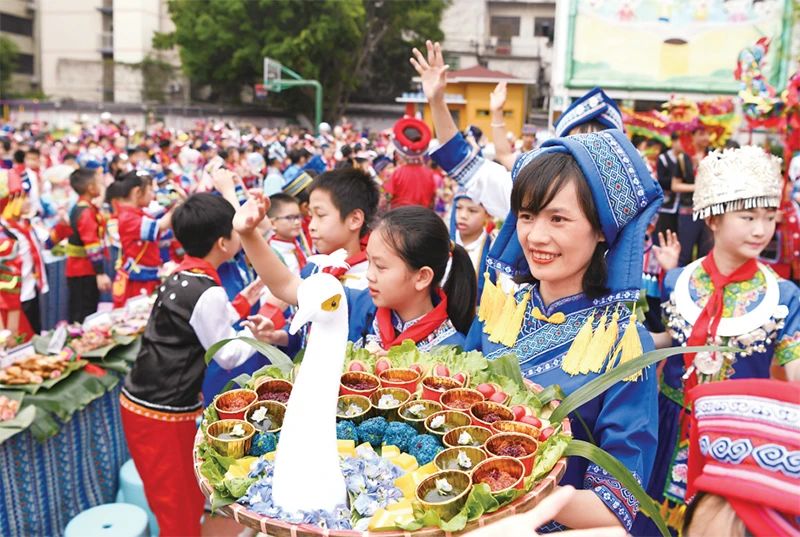 2023年4月20日，廣西南寧市逸夫小學舉行2023“壯族三月三”暨“鑄牢中華民族共同體意識”主題教育活動。色彩繽紛的民族服裝、民族風情濃郁的歌舞表演、多種多樣的特色美食，讓校園處處洋溢著歡樂。 新華社記者 周華/攝