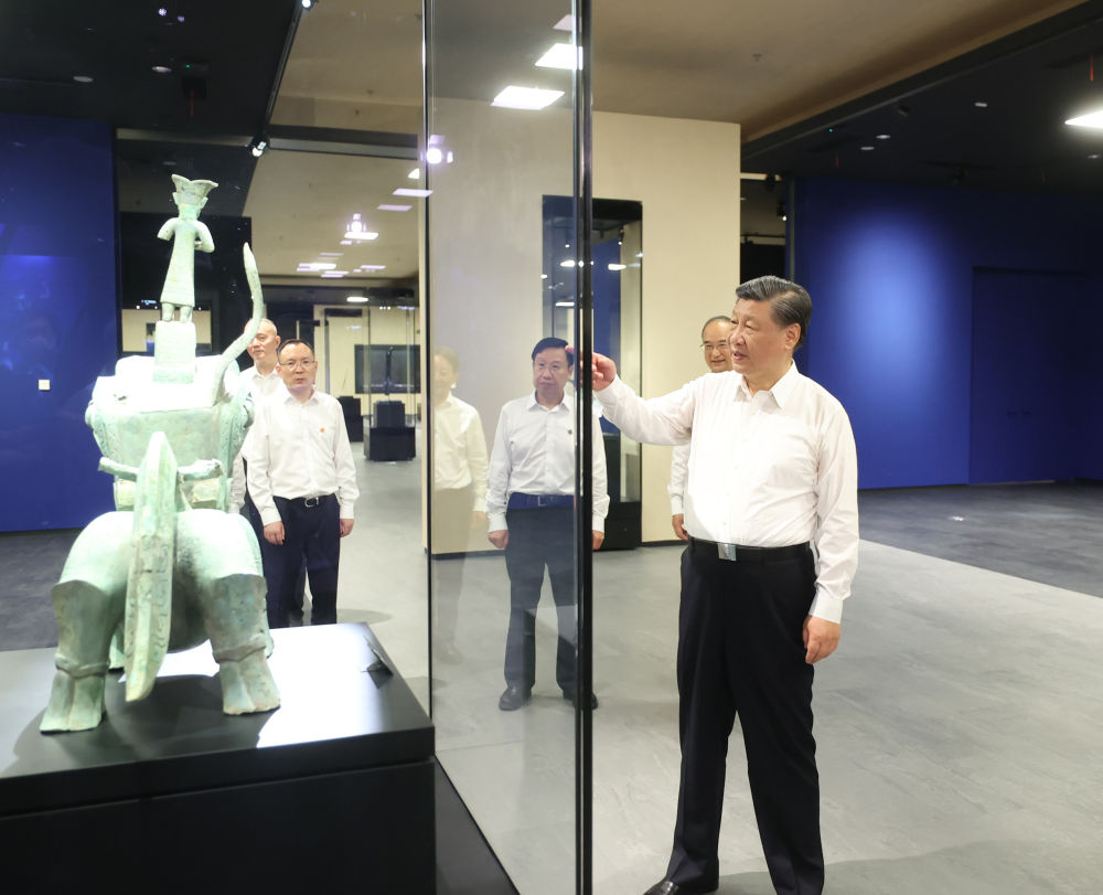 2023年7月26日下午，習近平在位于四川省德陽市廣漢市的三星堆博物館新館參觀。新華社記者 鞠鵬 攝
