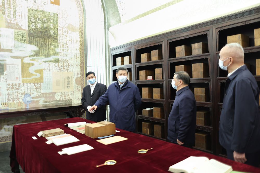 2023年6月1日下午，習近平在位于北京的中國國家版本館考察時，在蘭臺洞庫了解館藏精品版本保存情況。新華社記者 鞠鵬 攝