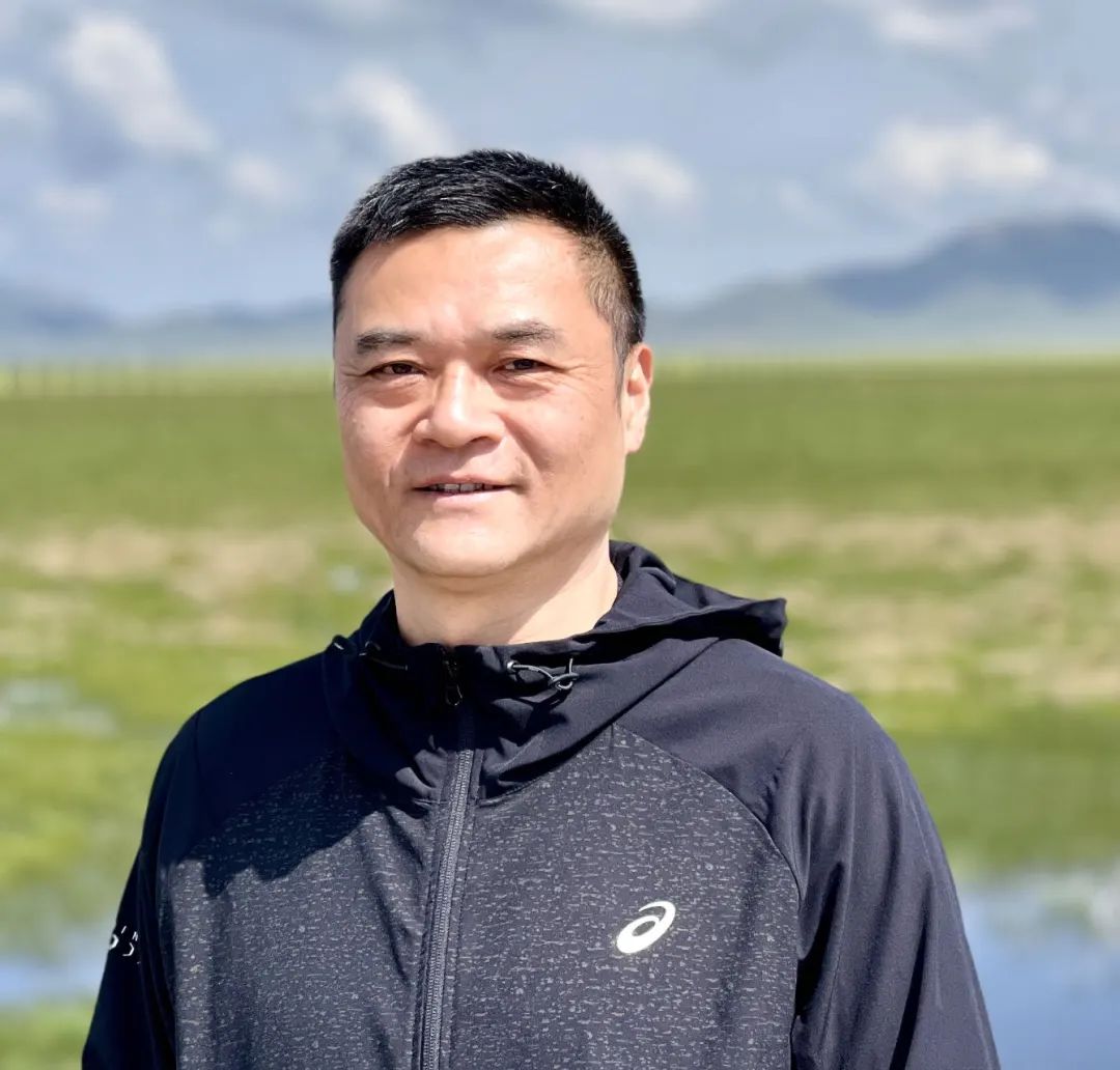 王嘯峰：一九六九年出生，蘇州人。在《人民文學(xué)》《收獲》《青年文學(xué)》《十月》《花城》《鐘山》等刊發(fā)表作品逾百萬字，被《小說選刊》《小說月報》等多家選刊轉(zhuǎn)載。出版散文集《蘇州煙雨》《吳門夢憶》，小說集《虎嗅》《通古斯記憶》《隱秘花園》《浮生流年》等。曾獲紫金山文學(xué)獎、《鐘山》文學(xué)獎、葉圣陶文學(xué)獎等獎項。