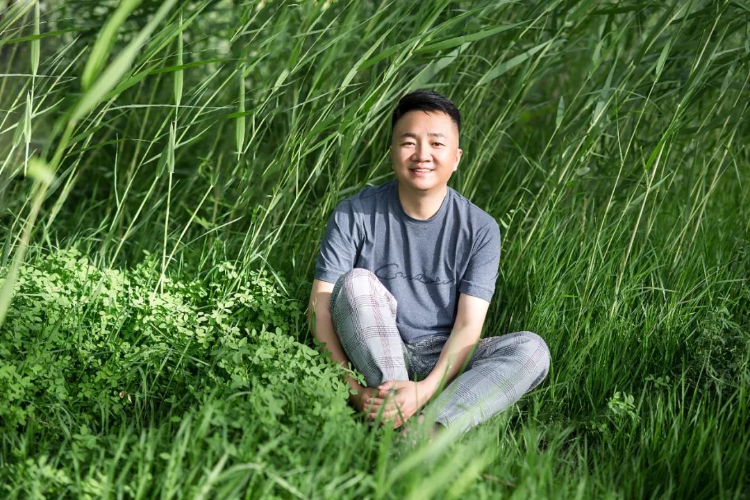韓松落，著有《春山夜行》《我口袋里的星辰如沙礫》《竊美記》《為了報仇看電影》《我們的她們》等，出版音樂專輯《靠記憶過冬的鳥》。曾擔任華語電影傳媒大獎、平遙國際電影展、迷影精神賞等多項電影獎評委。曾獲第二屆“短篇小說雙年獎”首獎、刀鋒圖書獎等獎項。