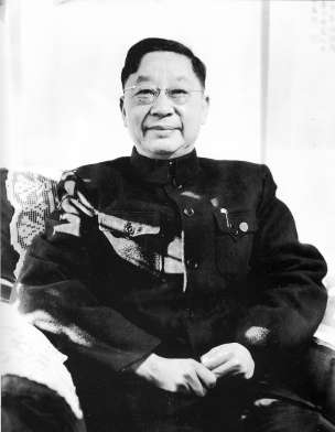 50年代末，老舍在北京寓所客廳。
