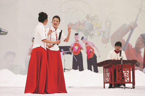 2月21日，演員在河南省平頂山市寶豐縣馬街書會表演河南墜子《咱們的中國節》。 （新華社發 何五昌 攝）