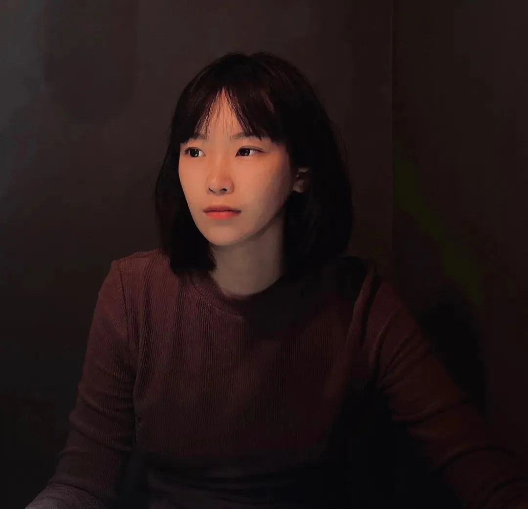 楊知寒，生于1994，作品見于《人民文學》《當代》《花城》等，獲人民文學新人獎、華語青年作家獎、寶珀理想國文學獎、“《鐘山》之星"年度青年作家獎等。出版小說集《一團堅冰》《黃昏后》。