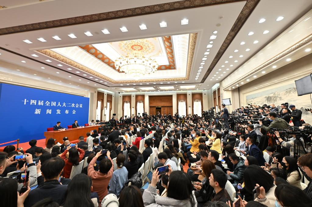 3月4日，十四屆全國(guó)人大二次會(huì)議在北京人民大會(huì)堂舉行新聞發(fā)布會(huì)。大會(huì)發(fā)言人婁勤儉就大會(huì)議程和人大工作相關(guān)問(wèn)題回答中外記者的提問(wèn)。 新華社記者 才揚(yáng) 攝