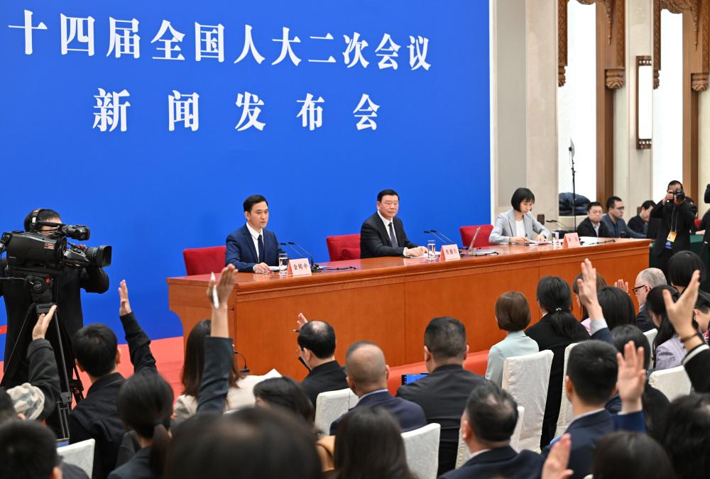 3月4日，十四屆全國(guó)人大二次會(huì)議在北京人民大會(huì)堂舉行新聞發(fā)布會(huì)。大會(huì)發(fā)言人婁勤儉就大會(huì)議程和人大工作相關(guān)問(wèn)題回答中外記者的提問(wèn)。這是記者舉手提問(wèn)。 新華社記者 才揚(yáng) 攝