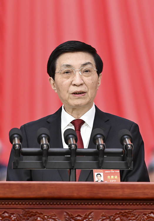 3月4日下午，中國人民政治協(xié)商會議第十四屆全國委員會第二次會議在北京人民大會堂開幕。這是全國政協(xié)主席王滬寧代表政協(xié)第十四屆全國委員會常務(wù)委員會，向大會報告工作。 新華社記者 饒愛民 攝