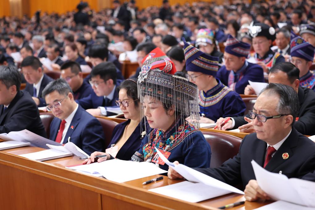 3月5日，第十四屆全國人民代表大會(huì)第二次會(huì)議在北京人民大會(huì)堂開幕。這是代表們?cè)谡J(rèn)真聽會(huì)。新華社記者 劉衛(wèi)兵 攝
