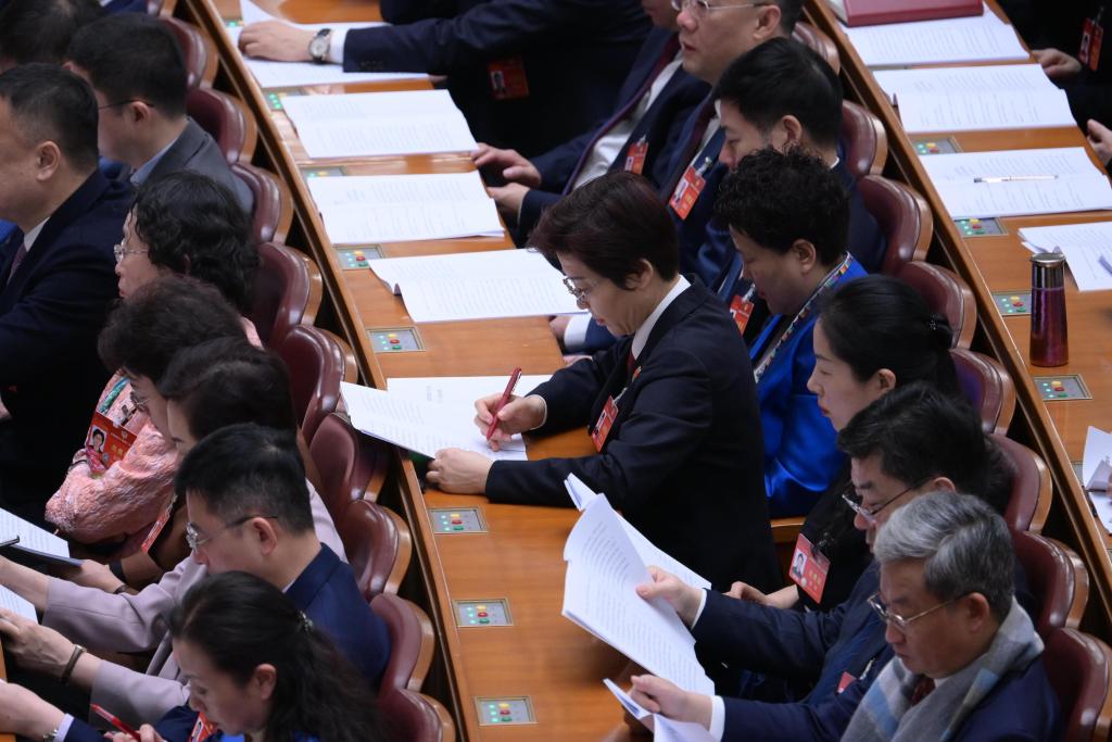 3月7日，全國政協十四屆二次會議在北京人民大會堂舉行第二次全體會議。這是委員們在認真聽會。?新華社記者 李賀 攝
