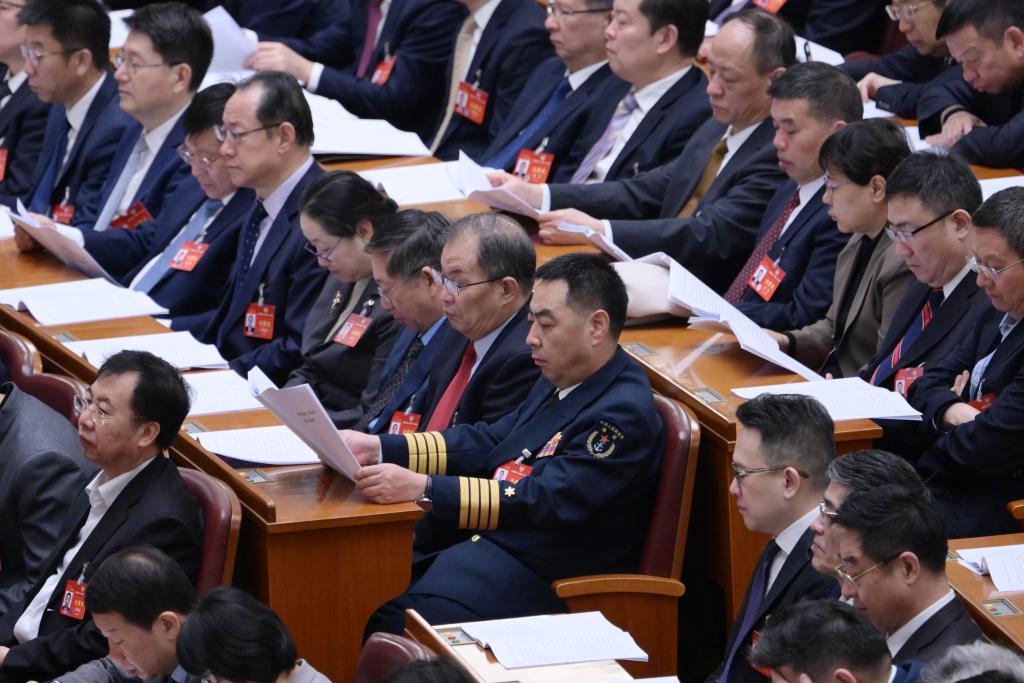 3月7日，全國政協十四屆二次會議在北京人民大會堂舉行第二次全體會議。這是委員們在認真聽會。?新華社記者 李賀 攝