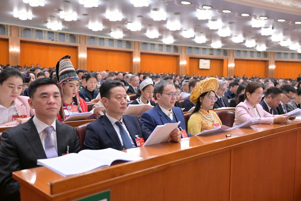 3月7日，全國政協(xié)十四屆二次會(huì)議在北京人民大會(huì)堂舉行第二次全體會(huì)議。這是委員們?cè)谡J(rèn)真聽會(huì)。