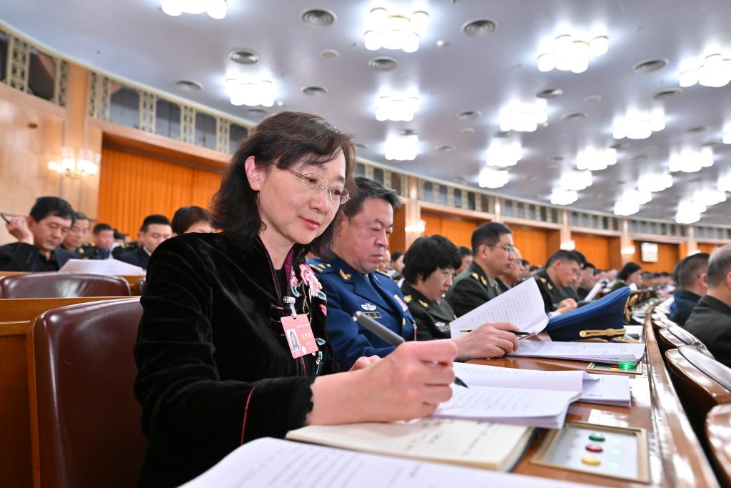 3月8日，十四屆全國人大二次會議在北京人民大會堂舉行第二次全體會議。這是代表們在認真聽會。新華社記者 岳月偉 攝