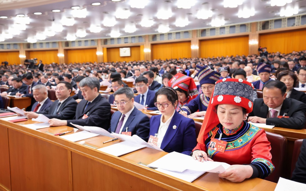 3月8日，十四屆全國人大二次會(huì)議在北京人民大會(huì)堂舉行第二次全體會(huì)議。這是代表們?cè)谡J(rèn)真聽會(huì)。新華社記者 劉衛(wèi)兵 攝